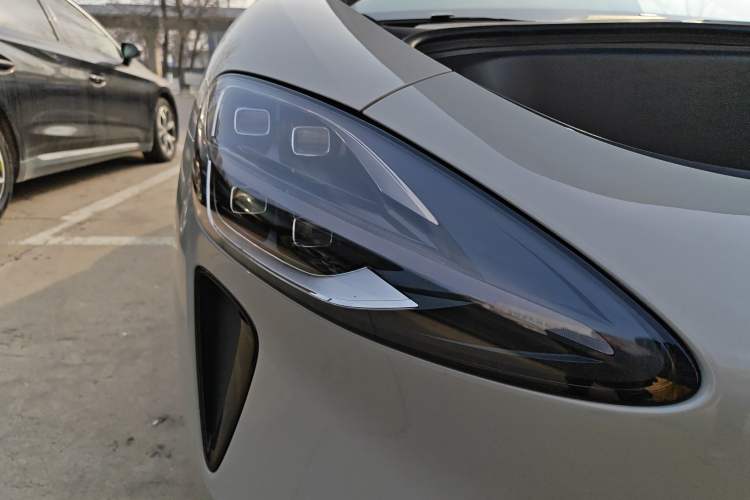 Used Xiaomi Auto SU7 2024 Four-Wheel Drive Ultra-Long Range Advanced Intelligent Driving Max Edition Right Front Headlight