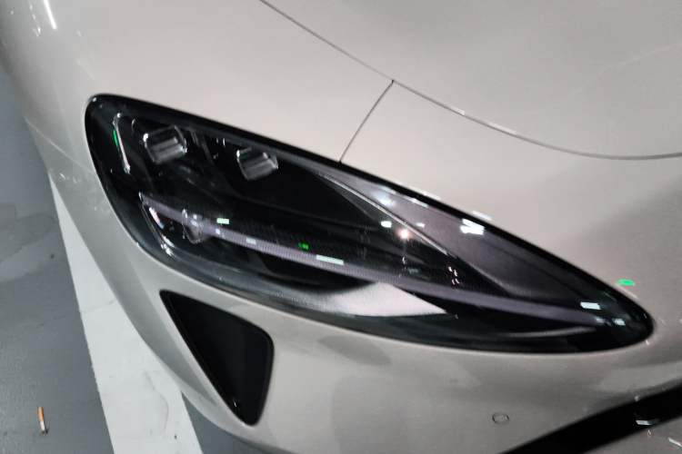 Used Xiaomi Auto SU7 2024 Four-Wheel Drive Ultra-Long Range Advanced Intelligent Driving Max Edition Right Front Headlight