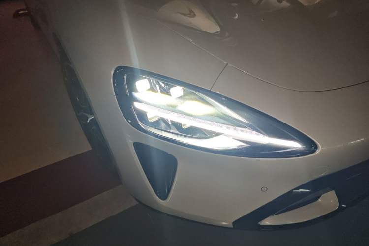 Used Xiaomi Auto SU7 2024 Four-Wheel Drive Ultra-Long Range Advanced Intelligent Driving Max Edition Right Front Headlight