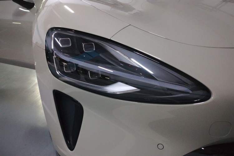 Used Xiaomi Auto SU7 2024 Rear-Drive Ultra-Long Range Advanced Pro-Level Intelligent Driving Version Right Front Headlight