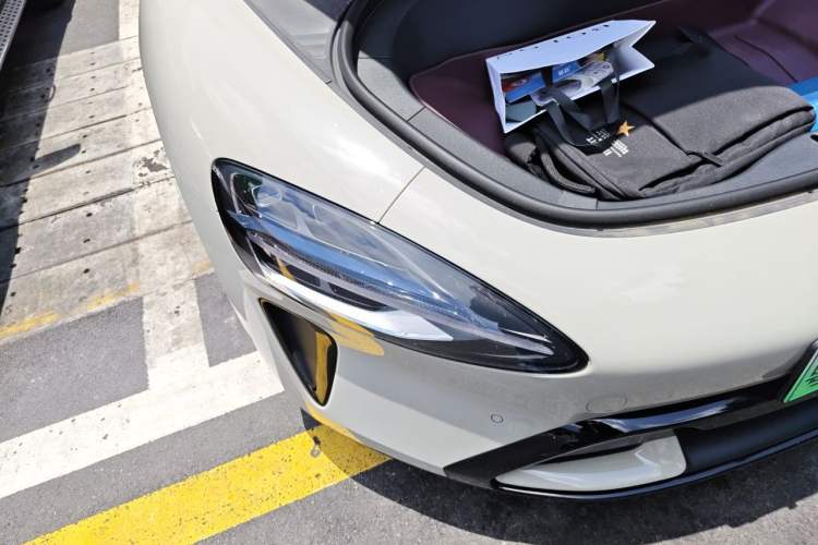 Used Xiaomi Auto SU7 2024 Four-Wheel Drive Ultra-Long Range Advanced Intelligent Driving Max Edition Right Front Headlight