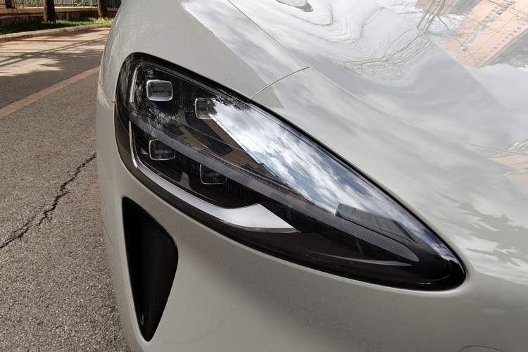 Used Xiaomi Auto SU7 2024 Four-Wheel Drive Ultra-Long Range Advanced Intelligent Driving Max Edition Right Front Headlight