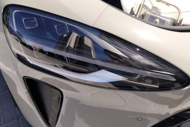 Used Xiaomi Auto SU7 2024 Rear-Drive Long-Range Intelligent Driving Version Right Front Headlight