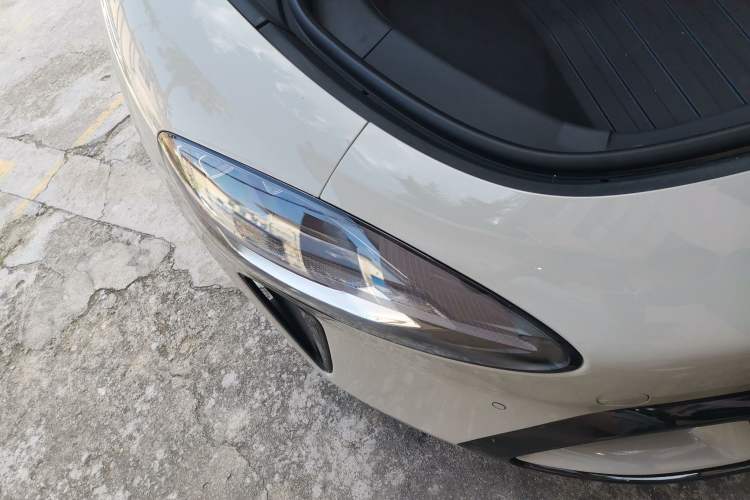 Used Xiaomi Auto SU7 2024 Rear-Drive Ultra-Long Range Advanced Pro-Level Intelligent Driving Version Right Front Headlight