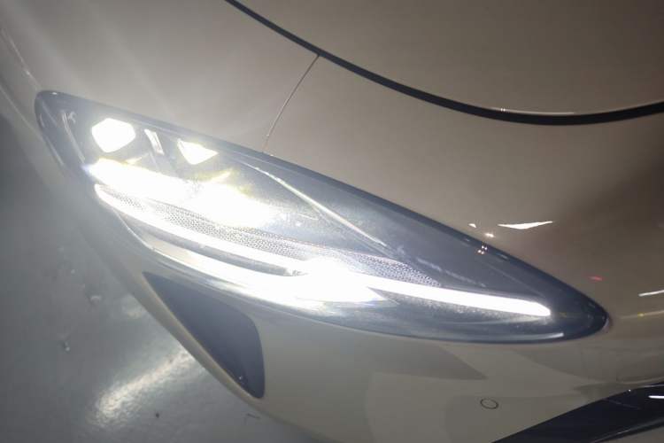 Used Xiaomi Auto SU7 2024 Four-Wheel Drive Ultra-Long Range Advanced Intelligent Driving Max Edition Right Front Headlight