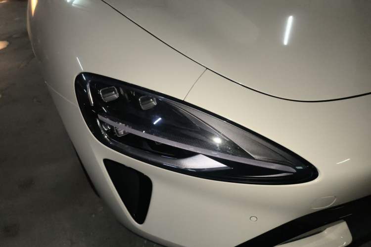 Used Xiaomi Auto SU7 2024 Rear-Drive Ultra-Long Range Advanced Pro-Level Intelligent Driving Version Right Front Headlight