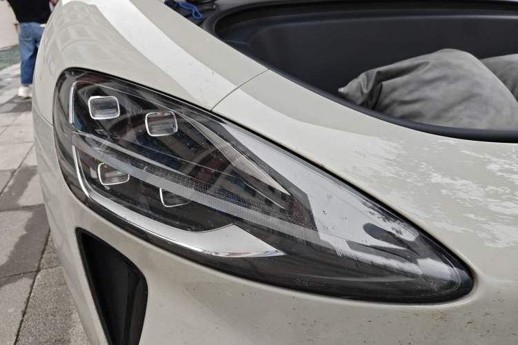 Used Xiaomi Auto SU7 2024 Rear-Drive Ultra-Long Range Advanced Pro-Level Intelligent Driving Version Right Front Headlight