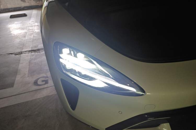 Used Xiaomi Auto SU7 2024 Four-Wheel Drive Ultra-Long Range Advanced Intelligent Driving Max Edition Right Front Headlight