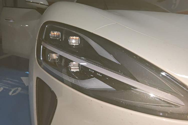 Used Xiaomi Auto SU7 2024 Four-Wheel Drive Ultra-Long Range Advanced Intelligent Driving Max Edition Right Front Headlight