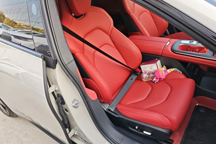 Used Xiaomi Auto SU7 2024 Rear-Drive Ultra-Long Range Advanced Pro-Level Intelligent Driving Version Right Front Seat
