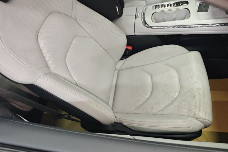 Used Xiaomi Auto SU7 2024 Four-Wheel Drive Ultra-Long Range Advanced Intelligent Driving Max Edition Right Front Seat