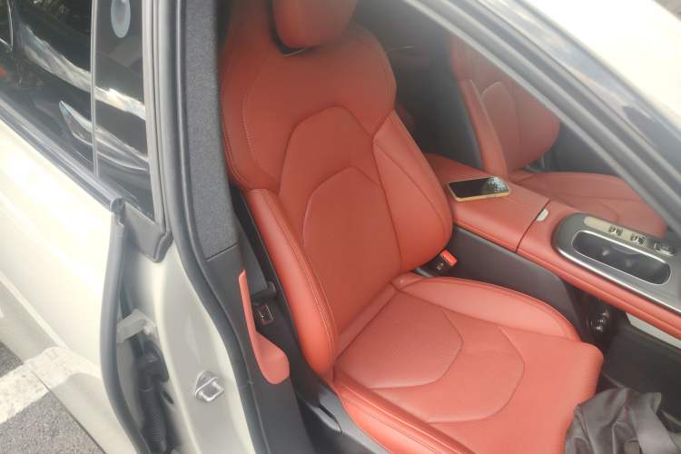 Used Xiaomi Auto SU7 2024 Rear-Drive Long-Range Intelligent Driving Version Right Front Seat