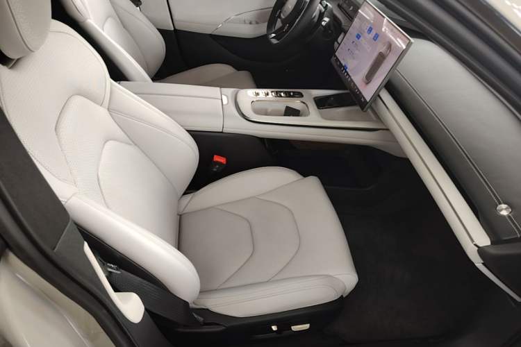 Used Xiaomi Auto SU7 2024 Four-Wheel Drive Ultra-Long Range Advanced Intelligent Driving Max Edition Right Front Seat