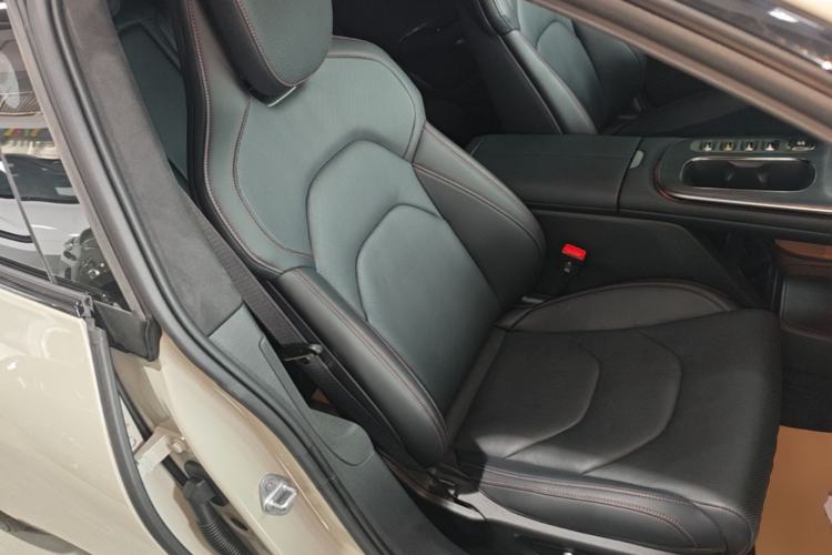 Used Xiaomi Auto SU7 2024 Four-Wheel Drive Ultra-Long Range Advanced Intelligent Driving Max Edition Right Front Seat