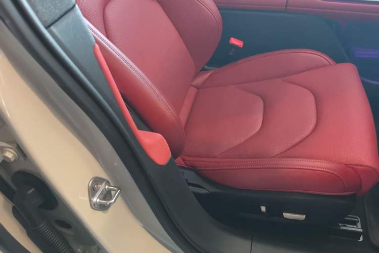 Used Xiaomi Auto SU7 2024 Rear-Drive Long-Range Intelligent Driving Version Right Front Seat
