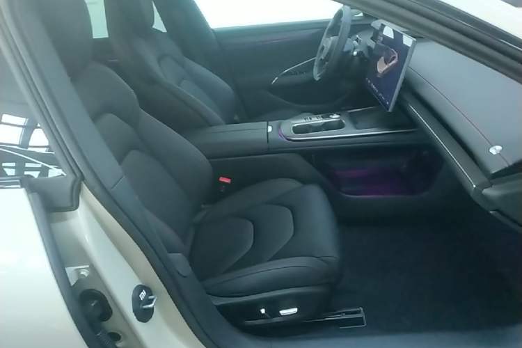 Used Xiaomi Auto SU7 2024 Rear-Drive Ultra-Long Range Advanced Pro-Level Intelligent Driving Version Right Front Seat