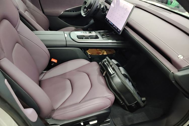 Used Xiaomi Auto SU7 2024 Rear-Drive Long-Range Intelligent Driving Version Right Front Seat