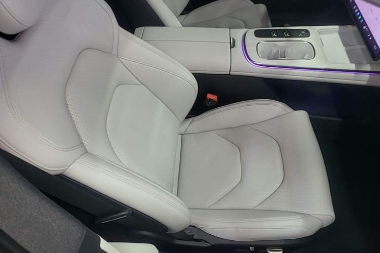 Used Xiaomi Auto SU7 2024 Rear-Drive Long-Range Intelligent Driving Version Right Front Seat