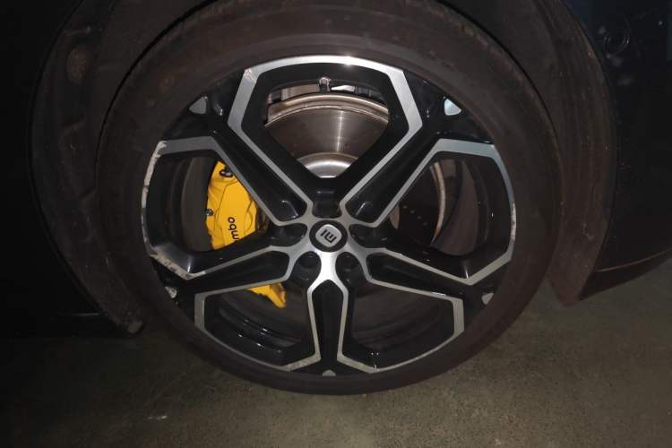 Used Xiaomi Auto SU7 2024 Rear-Drive Ultra-Long Range Advanced Pro-Level Intelligent Driving Version Right Front Wheel Hub