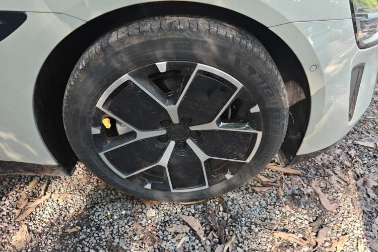 Used Xiaomi Auto SU7 2024 Rear-Drive Long-Range Intelligent Driving Version Right Front Wheel Hub