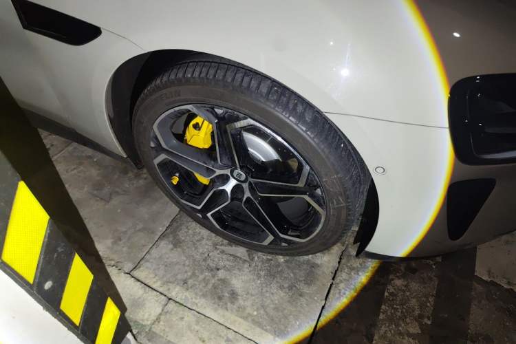 Used Xiaomi Auto SU7 2024 Rear-Drive Long-Range Intelligent Driving Version Right Front Wheel Hub