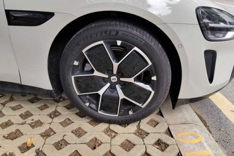 Used Xiaomi Auto SU7 2024 Rear-Drive Long-Range Intelligent Driving Version Right Front Wheel Hub