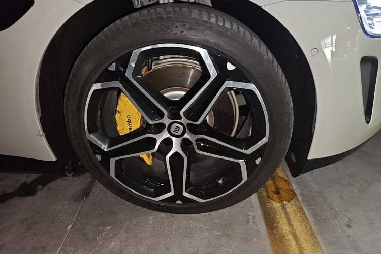 Used Xiaomi Auto SU7 2024 Rear-Drive Long-Range Intelligent Driving Version Right Front Wheel Hub
