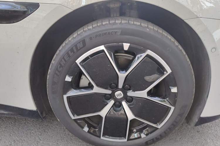 Used Xiaomi Auto SU7 2024 Rear-Drive Long-Range Intelligent Driving Version Right Front Wheel Hub