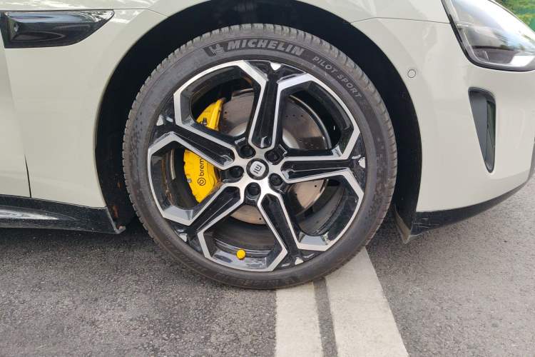 Used Xiaomi Auto SU7 2024 Rear-Drive Long-Range Intelligent Driving Version Right Front Wheel Hub