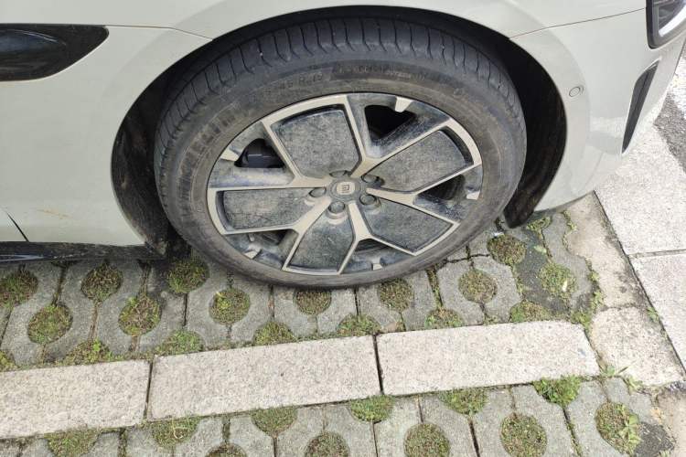 Used Xiaomi Auto SU7 2024 Rear-Drive Ultra-Long Range Advanced Pro-Level Intelligent Driving Version Right Front Wheel Hub