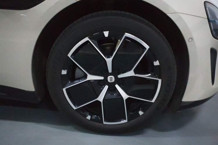 Used Xiaomi Auto SU7 2024 Rear-Drive Ultra-Long Range Advanced Pro-Level Intelligent Driving Version Right Front Wheel Hub
