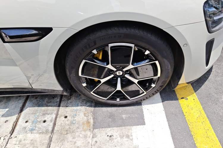 Used Xiaomi Auto SU7 2024 Four-Wheel Drive Ultra-Long Range Advanced Intelligent Driving Max Edition Right Front Wheel Hub