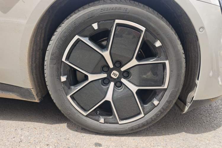 Used Xiaomi Auto SU7 2024 Rear-Drive Long-Range Intelligent Driving Version Right Front Wheel Hub