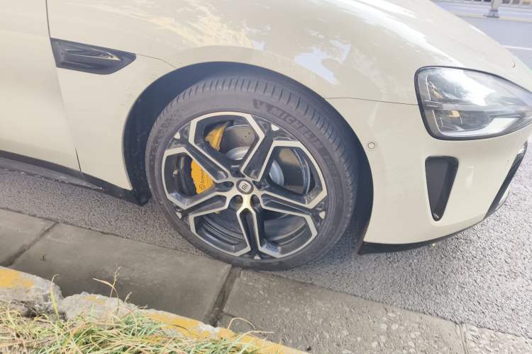 Used Xiaomi Auto SU7 2024 Rear-Drive Long-Range Intelligent Driving Version Right Front Wheel Hub