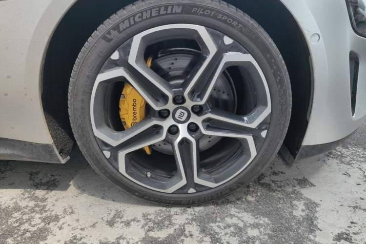 Used Xiaomi Auto SU7 2024 Rear-Drive Long-Range Intelligent Driving Version Right Front Wheel Hub