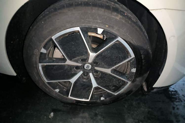 Used Xiaomi Auto SU7 2024 Rear-Drive Long-Range Intelligent Driving Version Right Front Wheel Hub