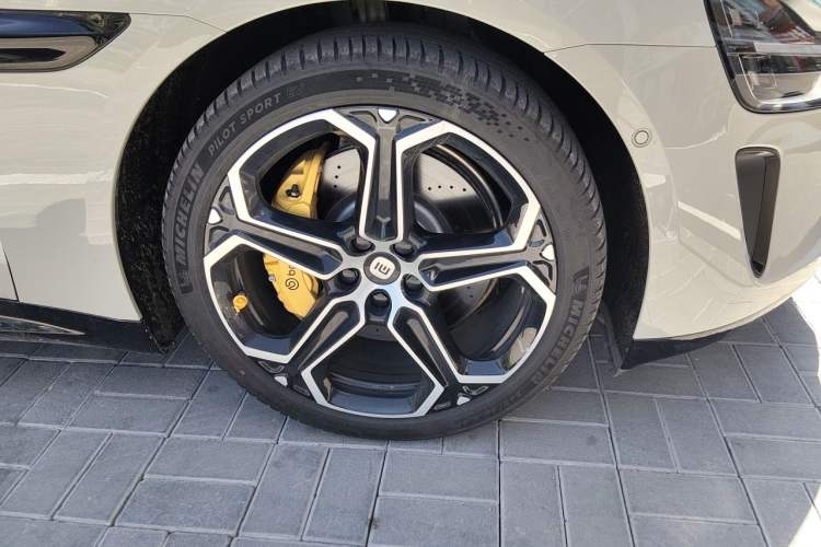 Used Xiaomi Auto SU7 2024 Rear-Drive Long-Range Intelligent Driving Version Right Front Wheel Hub