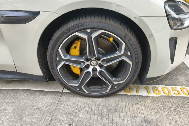 Used Xiaomi Auto SU7 2024 Four-Wheel Drive Ultra-Long Range Advanced Intelligent Driving Max Edition Right Front Wheel Hub