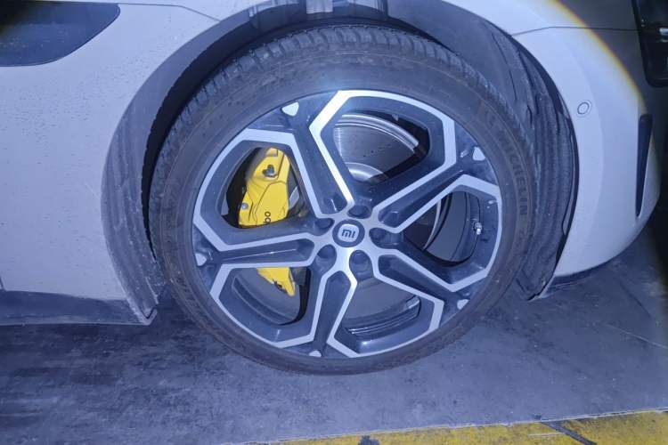 Used Xiaomi Auto SU7 2024 Rear-Drive Long-Range Intelligent Driving Version Right Front Wheel Hub