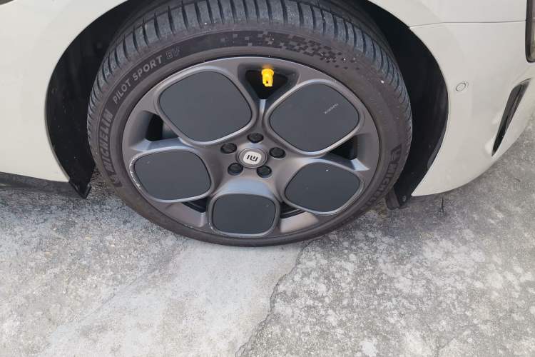 Used Xiaomi Auto SU7 2024 Rear-Drive Ultra-Long Range Advanced Pro-Level Intelligent Driving Version Right Front Wheel Hub