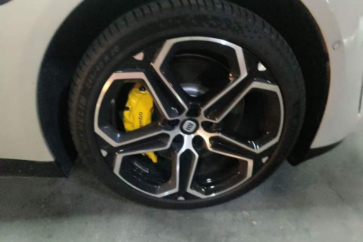Used Xiaomi Auto SU7 2024 Rear-Drive Ultra-Long Range Advanced Pro-Level Intelligent Driving Version Right Front Wheel Hub