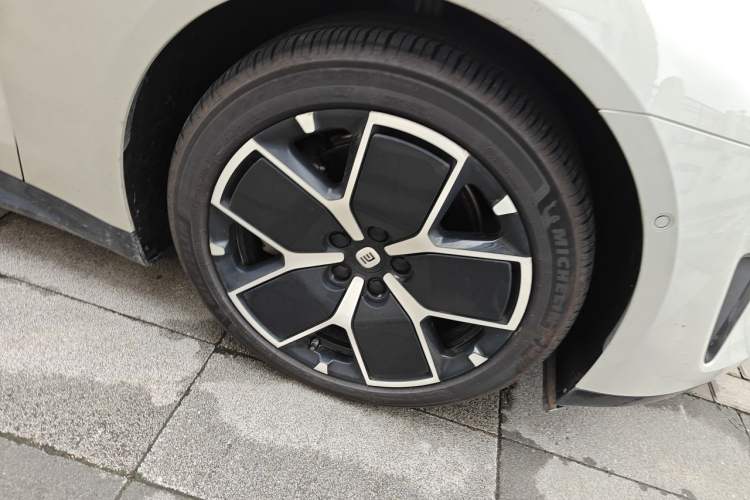 Used Xiaomi Auto SU7 2024 Rear-Drive Ultra-Long Range Advanced Pro-Level Intelligent Driving Version Right Front Wheel Hub