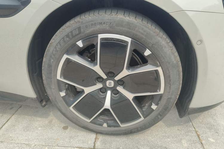 Used Xiaomi Auto SU7 2024 Rear-Drive Ultra-Long Range Advanced Pro-Level Intelligent Driving Version Right Front Wheel Hub
