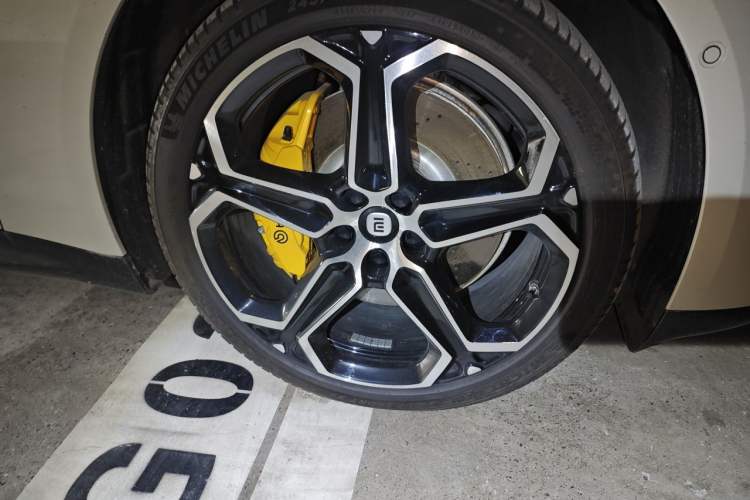 Used Xiaomi Auto SU7 2024 Four-Wheel Drive Ultra-Long Range Advanced Intelligent Driving Max Edition Right Front Wheel Hub