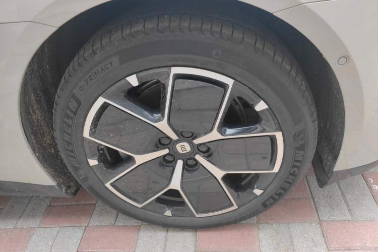 Used Xiaomi Auto SU7 2024 Rear-Drive Long-Range Intelligent Driving Version Right Front Wheel Hub