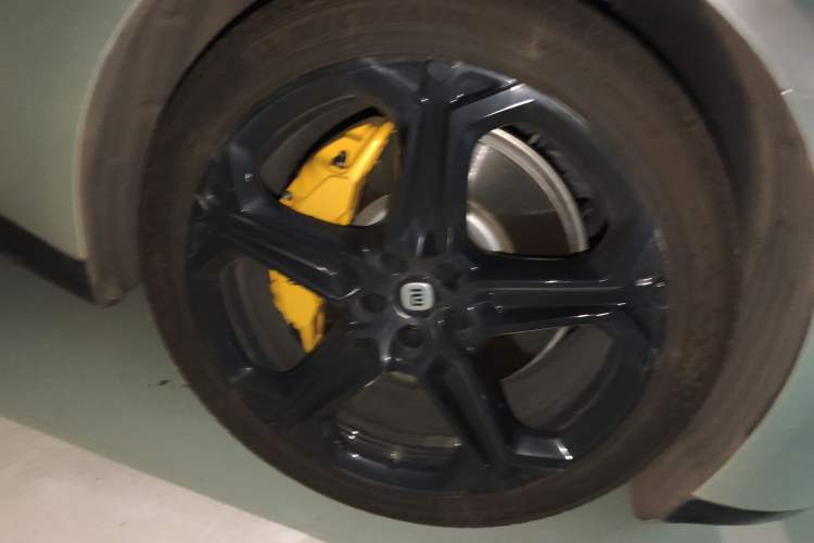 Used Xiaomi Auto SU7 2024 Four-Wheel Drive Ultra-Long Range Advanced Intelligent Driving Max Edition Right Front Wheel Hub