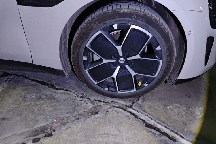 Used Xiaomi Auto SU7 2024 Rear-Drive Long-Range Intelligent Driving Version Right Front Wheel Hub