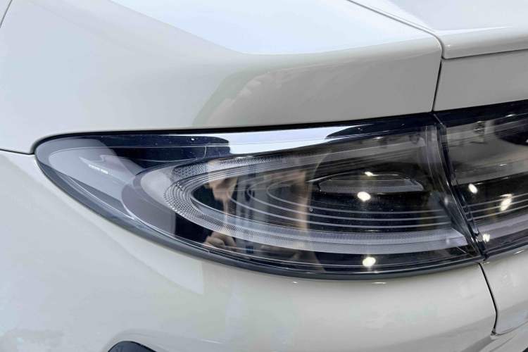 Used Xiaomi Auto SU7 2024 Rear-Drive Long-Range Intelligent Driving Version Right Rear Taillight