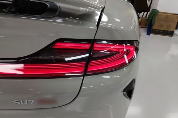 Used Xiaomi Auto SU7 2024 Four-Wheel Drive Ultra-Long Range Advanced Intelligent Driving Max Edition Right Rear Taillight