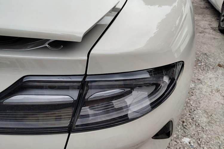Used Xiaomi Auto SU7 2024 Rear-Drive Ultra-Long Range Advanced Pro-Level Intelligent Driving Version Right Rear Taillight